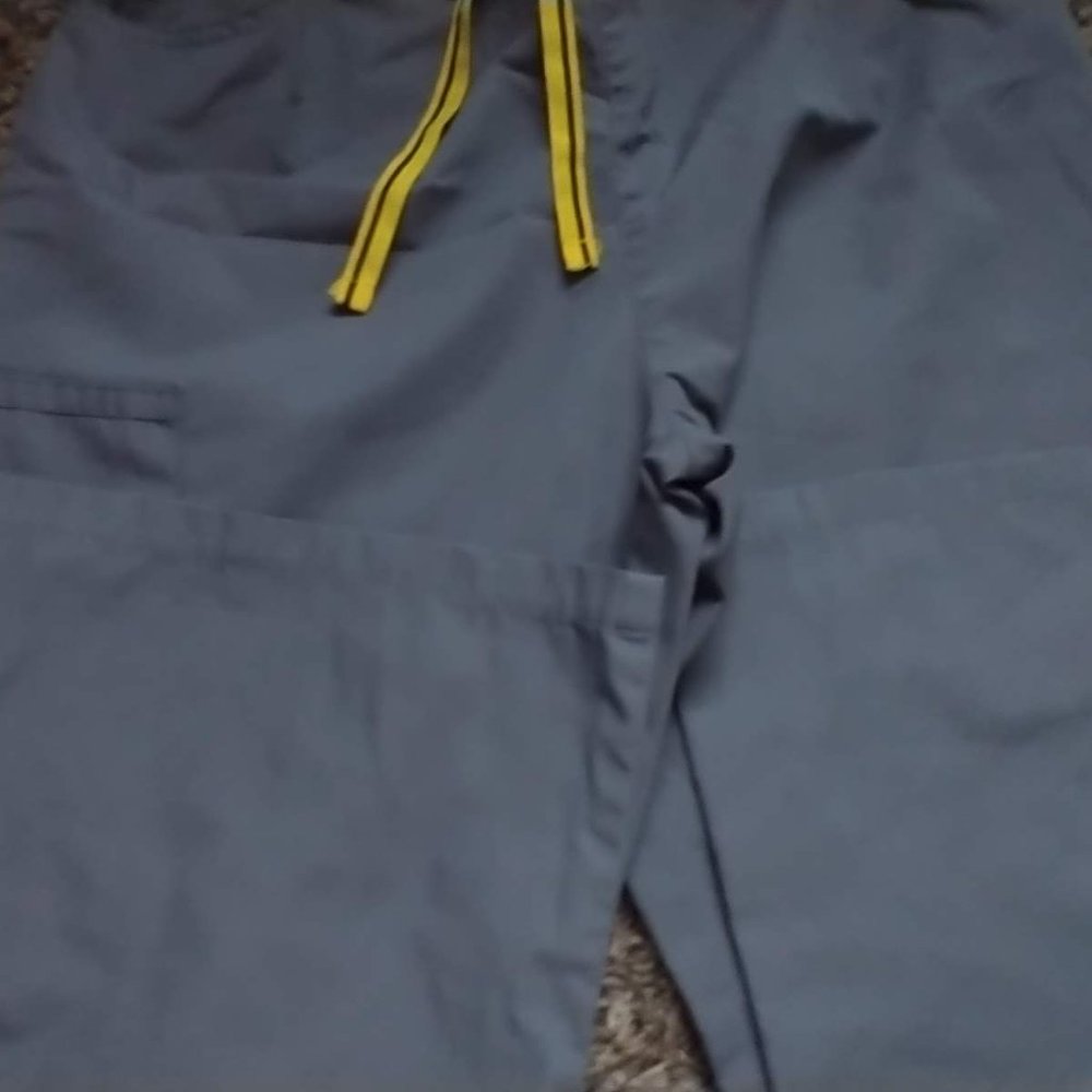 4 pair Scrub bottoms Koi, & WonderWinks - Picture 10 of 11